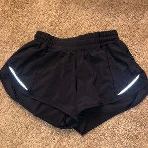 lululemon hotty hot shorts 2.5" size 4